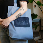 Reflecting cat eyes | Tote Bag with hand screen printed illustration of a bunch of cat silhouettes in the dark who's eyes are glowing