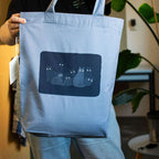 Reflecting cat eyes | Tote Bag with hand screen printed illustration of a bunch of cat silhouettes in the dark who's eyes are glowing