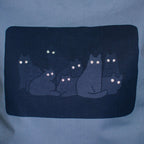 Reflecting cat eyes | Tote Bag with hand screen printed illustration of a bunch of cat silhouettes in the dark who's eyes are glowing