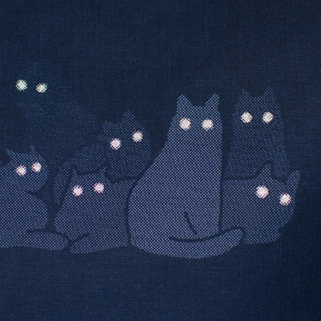 Reflecting cat eyes | Tote Bag with hand screen printed illustration of a bunch of cat silhouettes in the dark who's eyes are glowing