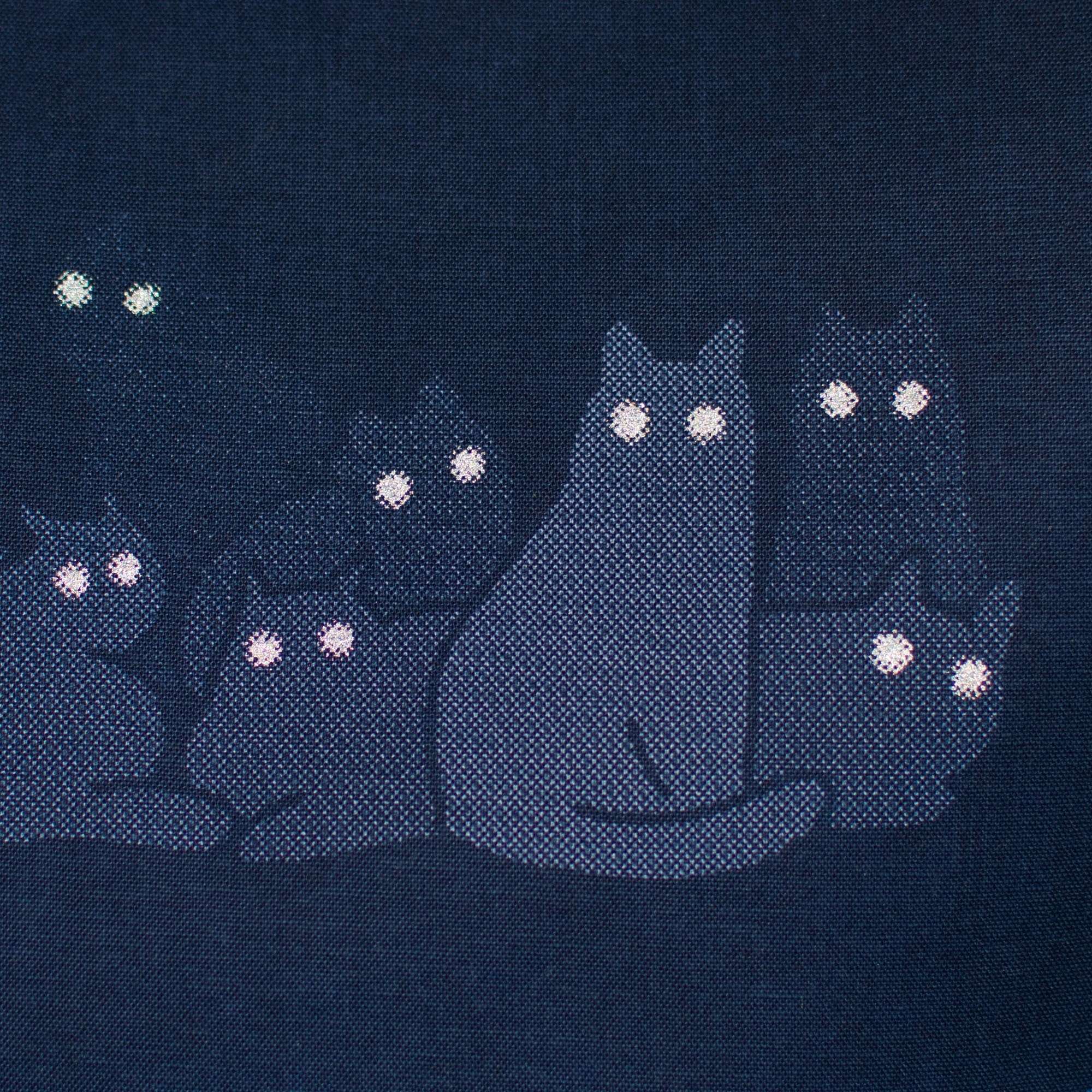 Reflecting cat eyes | Tote Bag with hand screen printed illustration of a bunch of cat silhouettes in the dark who's eyes are glowing