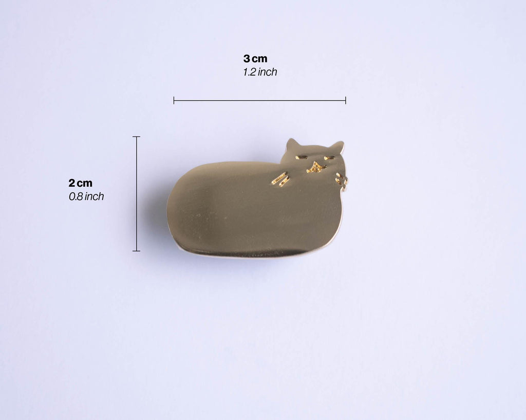 Golden Cat Loaf Enamel Pin | Gold plated brooch with a cat sitting as loaf